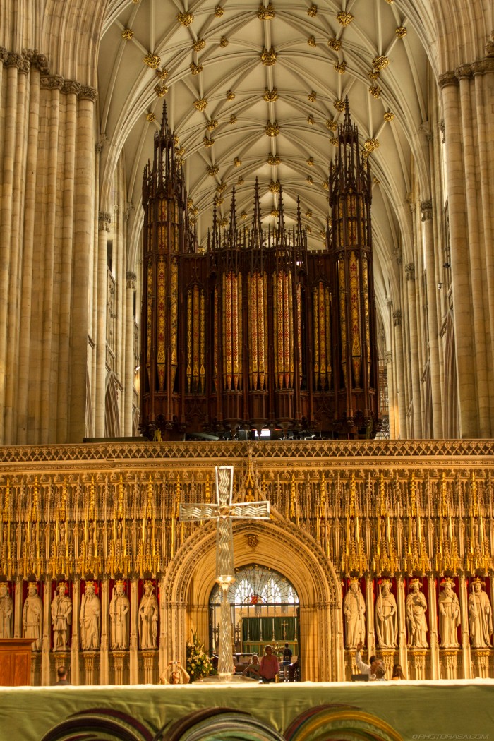 organ and cross at the quire